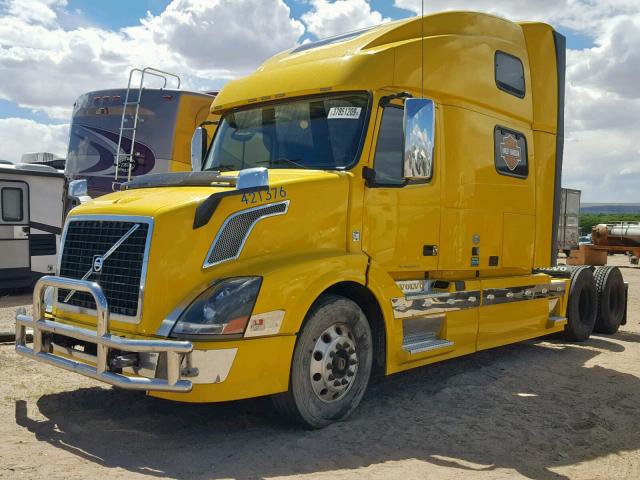 4V4NC9EJ7EN170101 - 2014 VOLVO VN VNL YELLOW photo 2