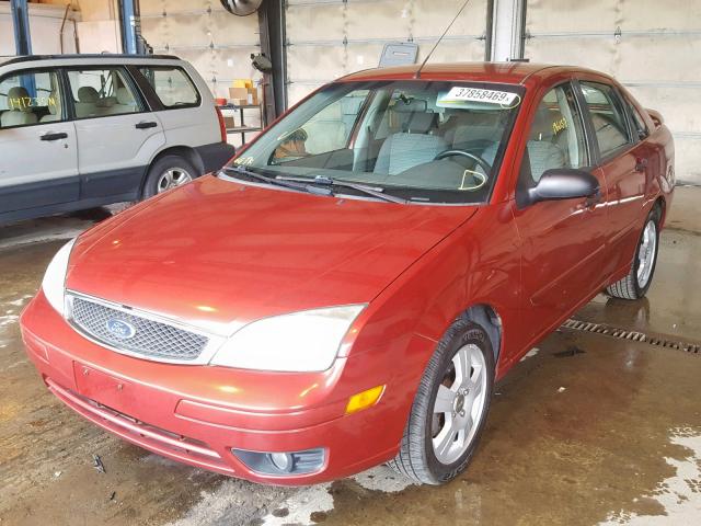 1FAHP34NX5W173718 - 2005 FORD FOCUS ZX4 RED photo 2