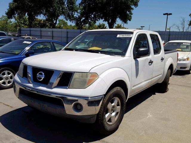 1N6AD07U86C450341 - 2006 NISSAN FRONTIER C WHITE photo 2