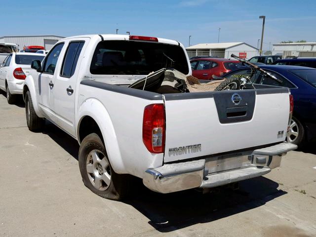 1N6AD07U86C450341 - 2006 NISSAN FRONTIER C WHITE photo 3