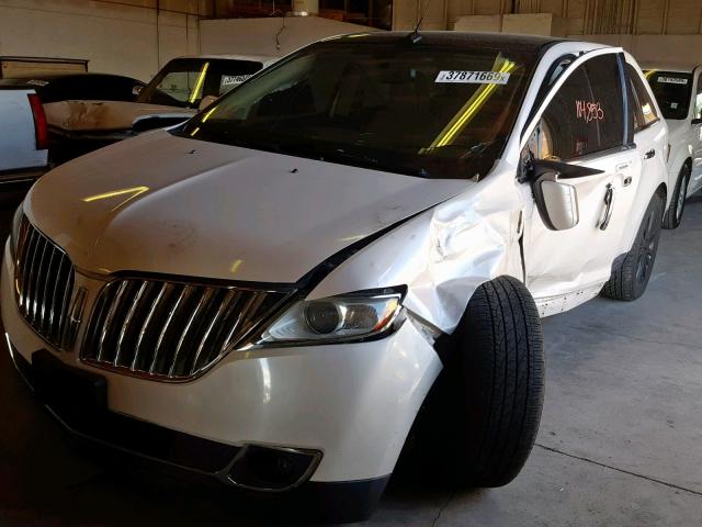 2LMDJ8JKXBBJ28129 - 2011 LINCOLN MKX WHITE photo 2