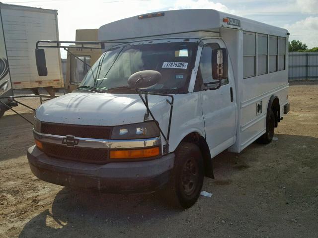 1GBHG31V871243266 - 2007 CHEVROLET EXPRESS WHITE photo 2