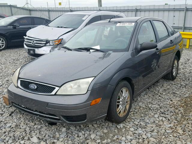 1FAHP34N67W324847 - 2007 FORD FOCUS ZX4 GRAY photo 2