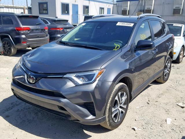 JTMZFREV5JJ744543 - 2018 TOYOTA RAV4 LE GRAY photo 2