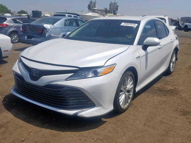 4T1B21HK0JU007969 - 2018 TOYOTA CAMRY HYBR WHITE photo 2