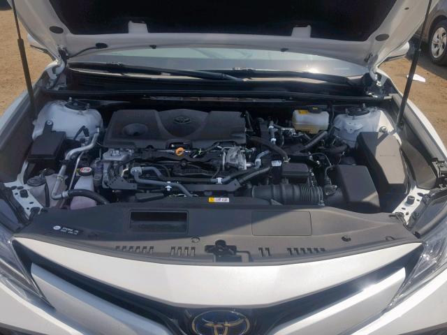 4T1B21HK0JU007969 - 2018 TOYOTA CAMRY HYBR WHITE photo 7