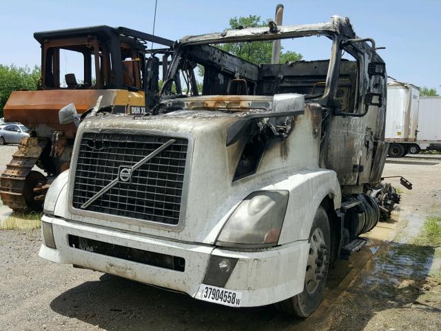 4V4NC9TH0DN563310 - 2013 VOLVO VN VNL WHITE photo 2