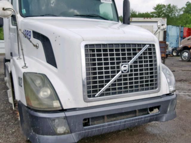 4V4NC9TH74N357479 - 2004 VOLVO VN VNL WHITE photo 9