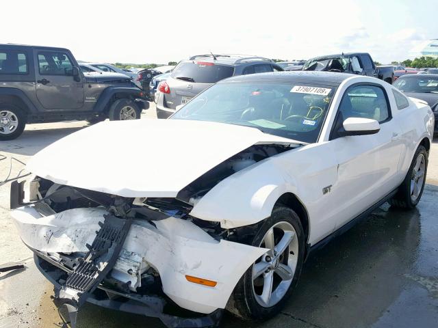 1ZVBP8CH5A5119314 - 2010 FORD MUSTANG GT WHITE photo 2