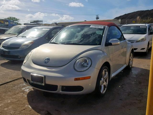 3VWSF31Y29M409380 - 2009 VOLKSWAGEN NEW BEETLE ვერცხლისფერი ფოტო 2