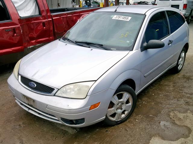 1FAFP31N76W143704 - 2006 FORD FOCUS ZX3 SILVER photo 2