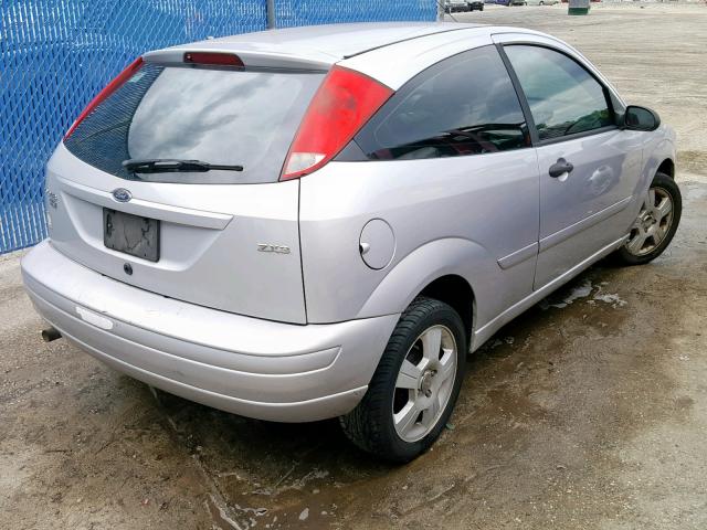 1FAFP31N76W143704 - 2006 FORD FOCUS ZX3 SILVER photo 4