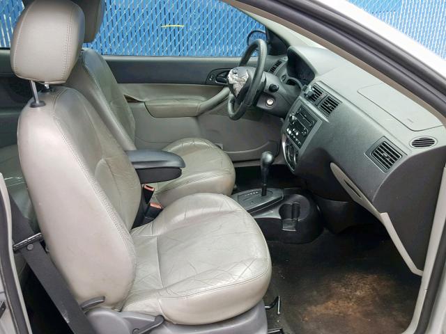 1FAFP31N76W143704 - 2006 FORD FOCUS ZX3 SILVER photo 5