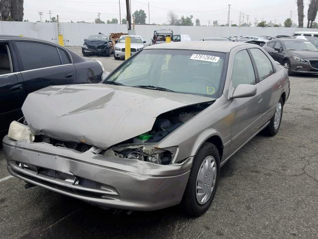 JT2BG22K010580259 - 2001 TOYOTA CAMRY CE TAN photo 2