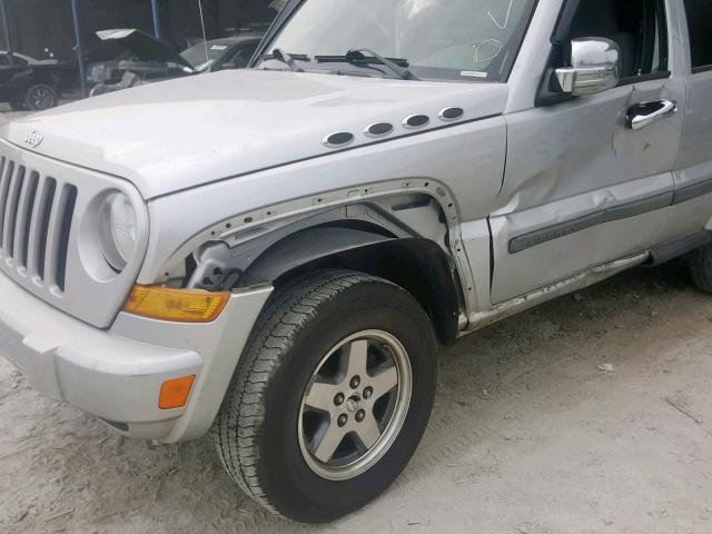 1J4GK38K35W685609 - 2005 JEEP LIBERTY RE SILVER photo 9