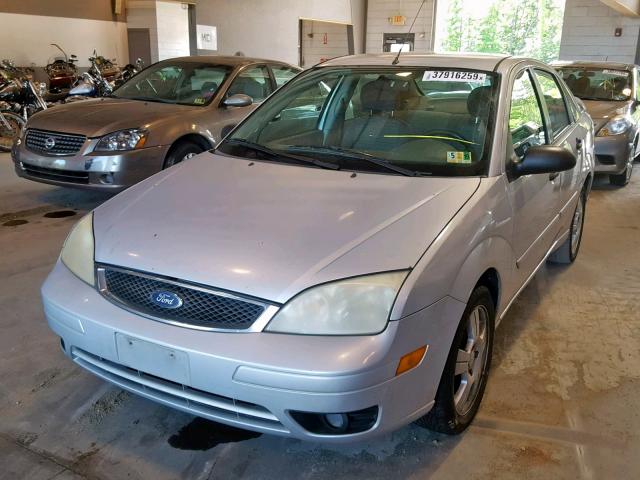 1FAFP34N25W164695 - 2005 FORD FOCUS ZX4 SILVER photo 2