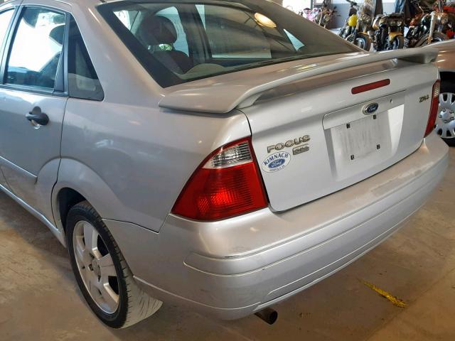 1FAFP34N25W164695 - 2005 FORD FOCUS ZX4 SILVER photo 9