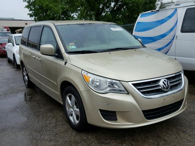 2V4RW3D12AR294461 - 2010 VOLKSWAGEN ROUTAN SE GOLD photo 1