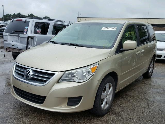 2V4RW3D12AR294461 - 2010 VOLKSWAGEN ROUTAN SE GOLD photo 2