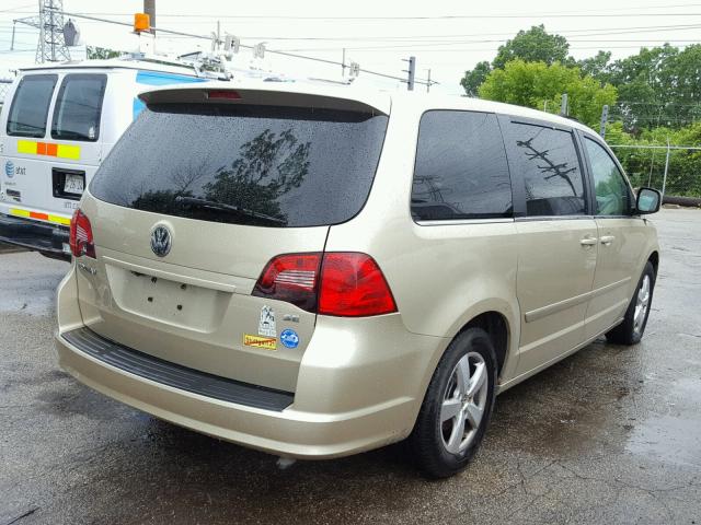 2V4RW3D12AR294461 - 2010 VOLKSWAGEN ROUTAN SE GOLD photo 4