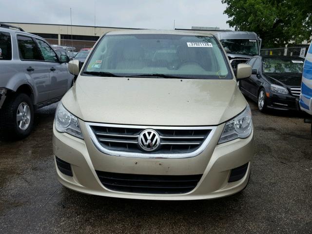 2V4RW3D12AR294461 - 2010 VOLKSWAGEN ROUTAN SE GOLD photo 9