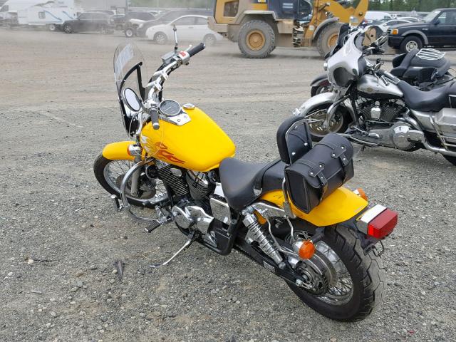 JH2RC44082M615771 - 2002 HONDA VT750 DC YELLOW photo 3