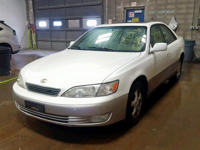 JT8BF22G0V0031932 - 1997 LEXUS ES 300 WHITE photo 2