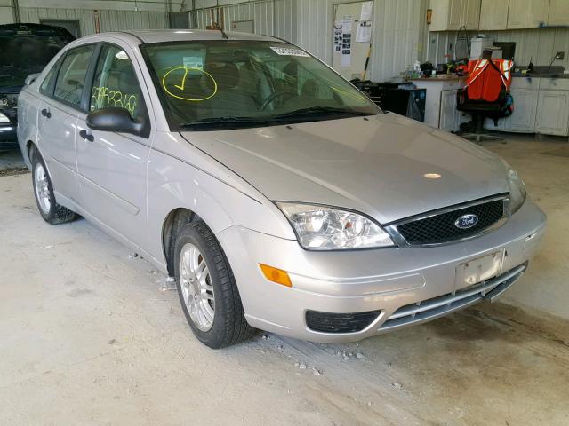 1FAFP34N75W117081 - 2005 FORD FOCUS ZX4 SILVER photo 1