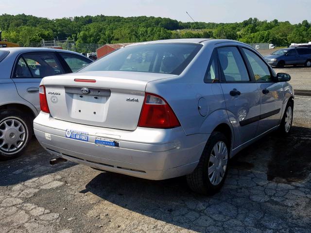 1FAFP34N26W101162 - 2006 FORD FOCUS ZX4 SILVER photo 4