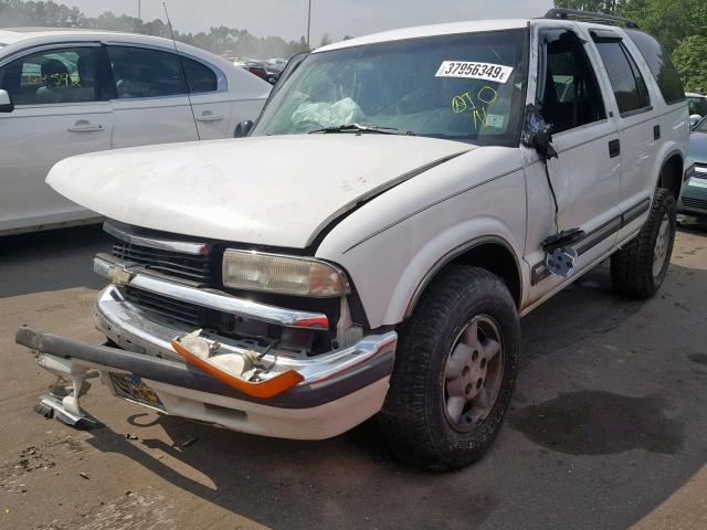 1GNDT13W7W2261967 - 1998 CHEVROLET BLAZER WHITE photo 2