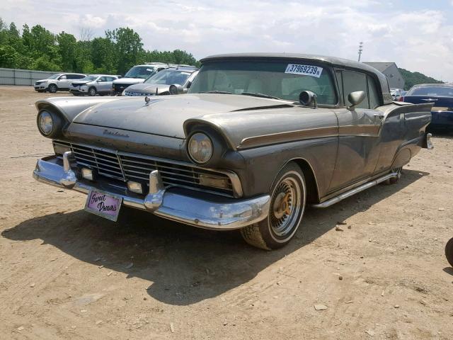 D7FW263482 - 1957 FORD FAIRLANE GRAY photo 2