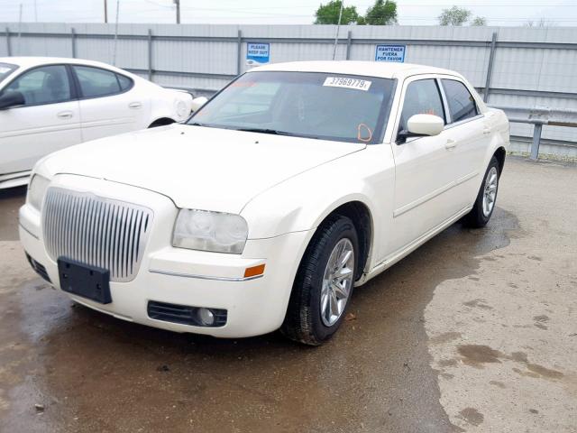 2C3AA53G45H136940 - 2005 CHRYSLER 300 TOURIN CREAM photo 2