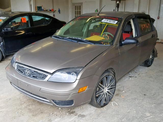 1FAFP34NX5W306985 - 2005 FORD FOCUS ZX4 BEIGE photo 2