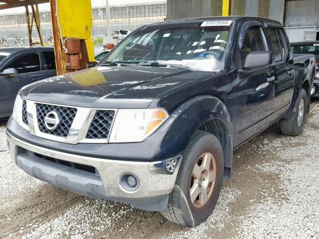 1N6AD07U46C464527 - 2006 NISSAN FRONTIER C BLACK photo 2