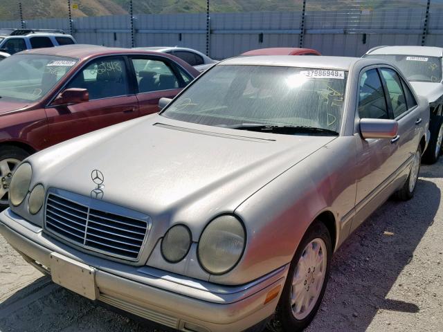 WDBJF65F7WA512858 - 1998 MERCEDES-BENZ E 320 GOLD photo 2