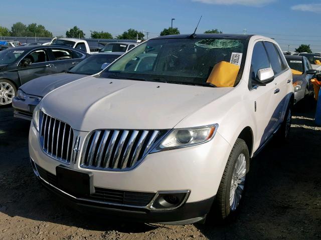 2LMDJ6JK0BBJ30685 - 2011 LINCOLN MKX WHITE photo 2