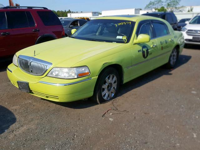 1LNHM83W33Y637925 - 2003 LINCOLN TOWN CAR C GREEN photo 2