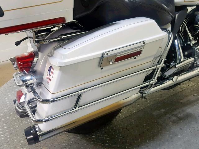 1HD1FC4118Y690862 - 2008 HARLEY-DAVIDSON FLHTCUI WHITE photo 16