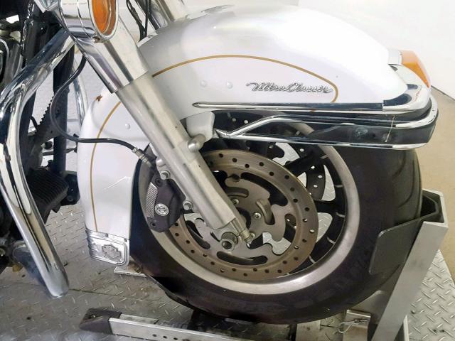 1HD1FC4118Y690862 - 2008 HARLEY-DAVIDSON FLHTCUI WHITE photo 17