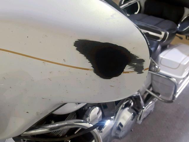 1HD1FC4118Y690862 - 2008 HARLEY-DAVIDSON FLHTCUI WHITE photo 19