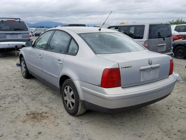 WVWMA23B1YP355835 - 2000 VOLKSWAGEN PASSAT GLS SILVER photo 3