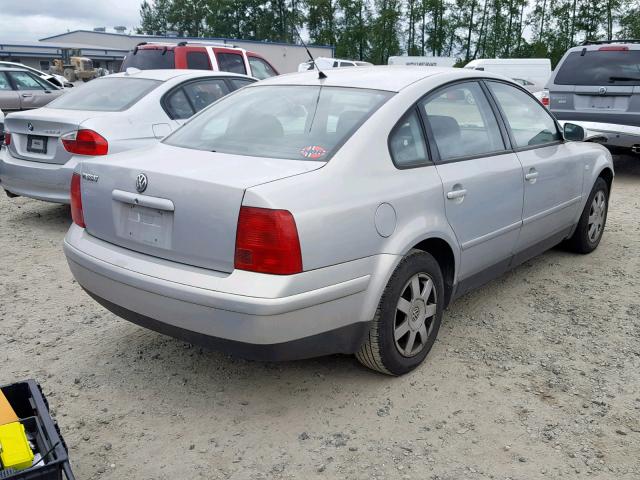 WVWMA23B1YP355835 - 2000 VOLKSWAGEN PASSAT GLS SILVER photo 4