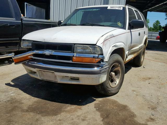 1GNCS13W31K200106 - 2001 CHEVROLET BLAZER WHITE photo 2