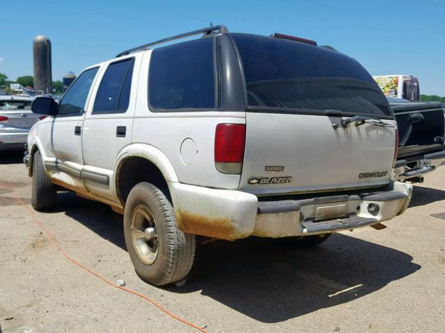 1GNCS13W31K200106 - 2001 CHEVROLET BLAZER WHITE photo 3