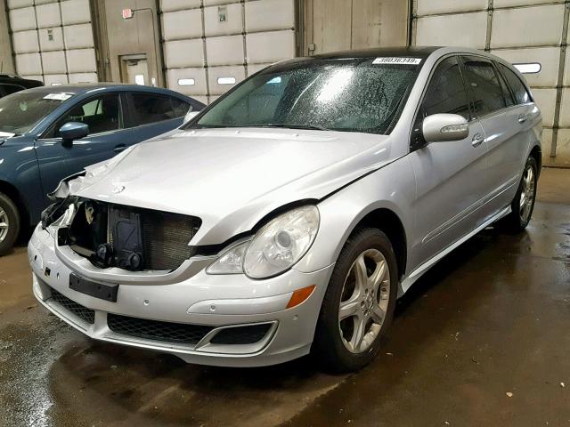 4JGCB65E87A056184 - 2007 MERCEDES-BENZ R 350 SILVER photo 2