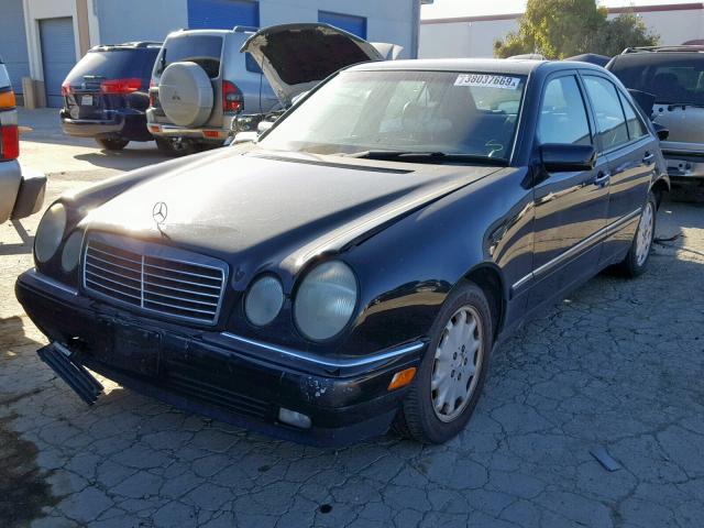 WDBJF65F5WA523499 - 1998 MERCEDES-BENZ E 320 BLACK photo 2