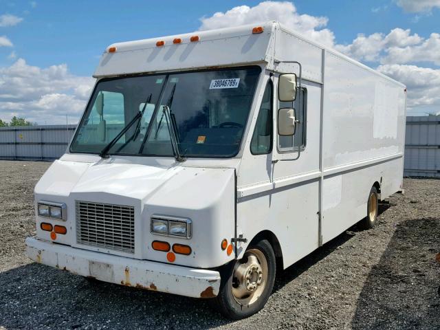 1GBKP32YXV3317318 - 1997 CHEVROLET P30 WHITE photo 2