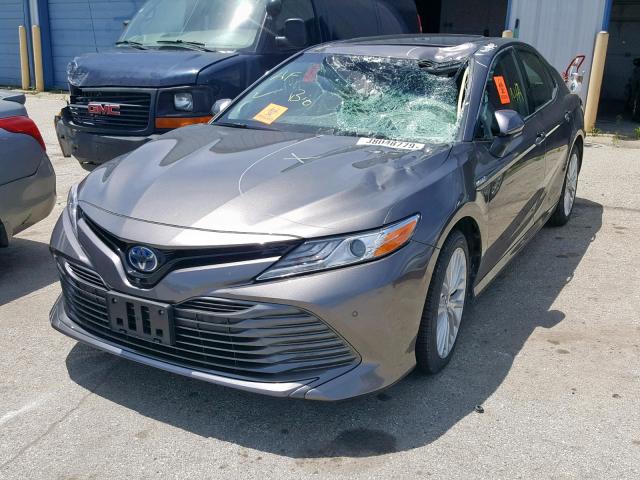 4T1B21HK5JU502720 - 2018 TOYOTA CAMRY HYBR GRAY photo 2