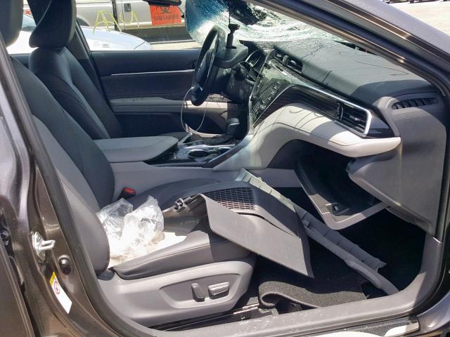 4T1B21HK5JU502720 - 2018 TOYOTA CAMRY HYBR GRAY photo 5