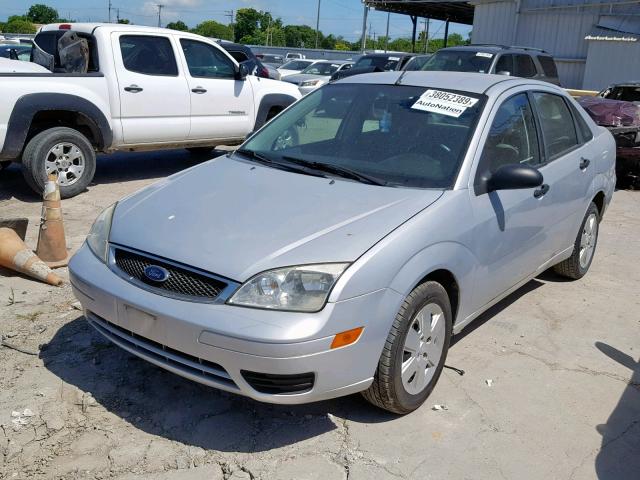 1FAHP34N66W122086 - 2006 FORD FOCUS ZX4 SILVER photo 2